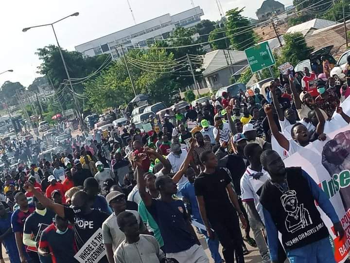 A cross section of demonstrators against rising cost of foods stuff at the Kpakungu, Bida junction, Minna, Niger State, Monday (Credit: X)