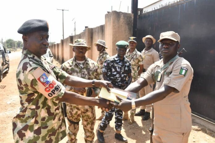 Soldiers receiving reward for rejecting bribe. Photo credit: X/@HQNigerian Army.