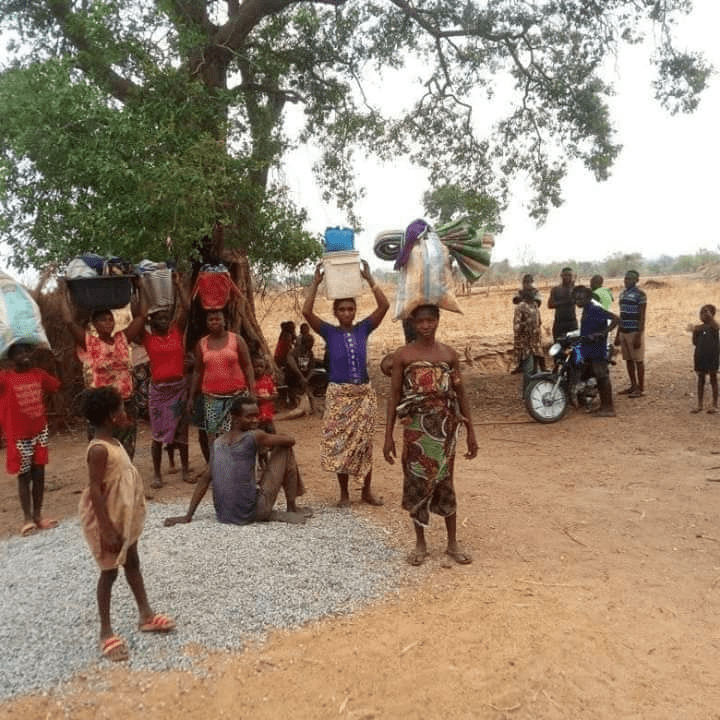 Internally displace persons on Gidan Peppa Island on River Benue. Women carry water and foodstuffs in buckets on their heads. Photo by Mike Odeh James.