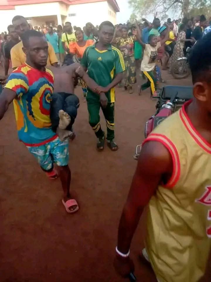 Victims of Fulani attack on On-Mba-Aondo being evacuated at Gwer-West County Secretariat 