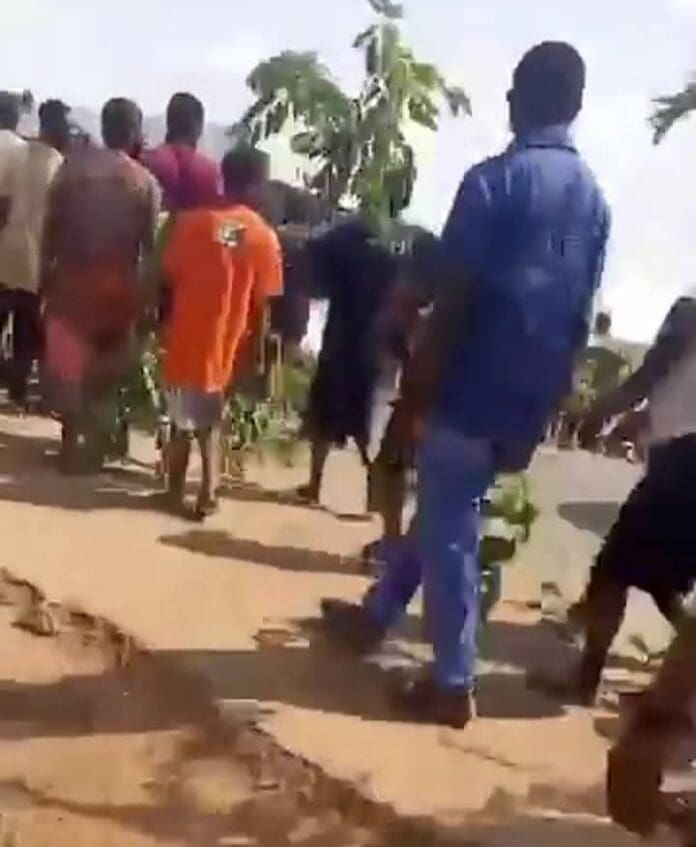 Youth Protesting against Gov Alia in Zaki-Biam on Saturday 