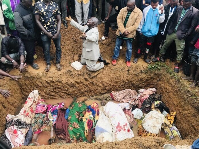 A Protestant minister says goodbye to his tribal members at a burial in Plateau State after a Fulanit terrorist massacre in August of  2023. Credit: Masara Kim  