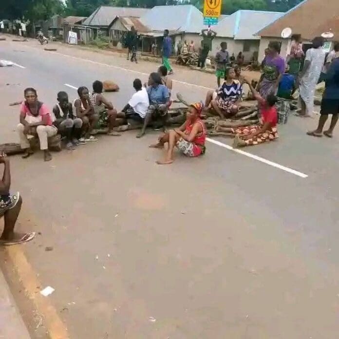Yelewata Women blocked Makurdi-Lafia Federal Highway, protesting against continuous killing of their people by fulani Terrorists Credit: Ekani Olikita