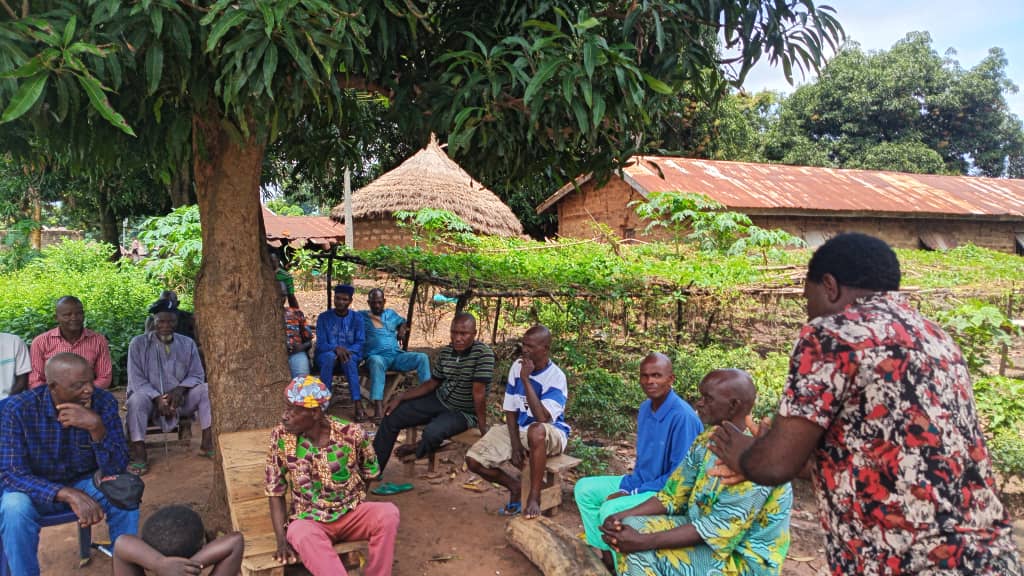 Residents speak with the tribal Chief of Yelewata 
Julius Kumaga Joor. Photo by Mike Odeh James. 
