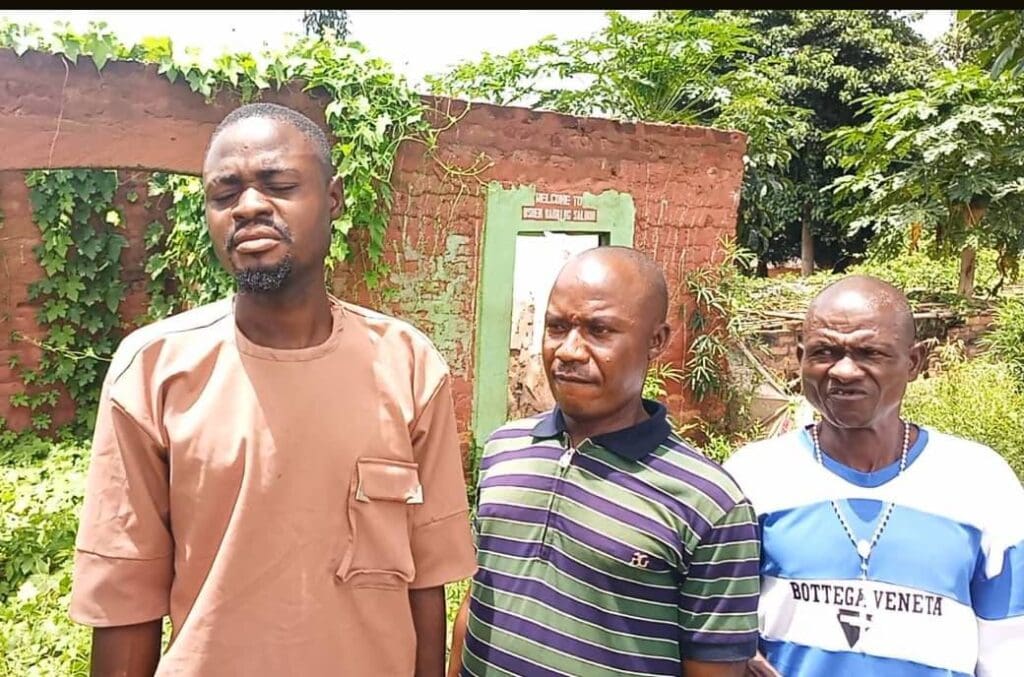 Paul Kikin Ornaga far left explaining to TruthNigeria correspondents situation in Yelewata. Photo by Mike Odeh James.