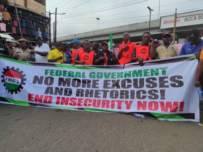 Cross section of Lagos Protesters holding a banner| Photo credit: M.Kiara